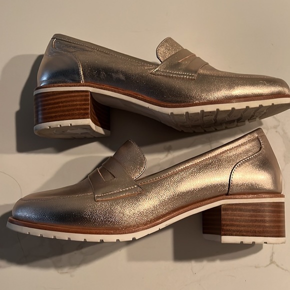 Ladies Size 38 Leather Loafer in Gold - Picture 9 of 10